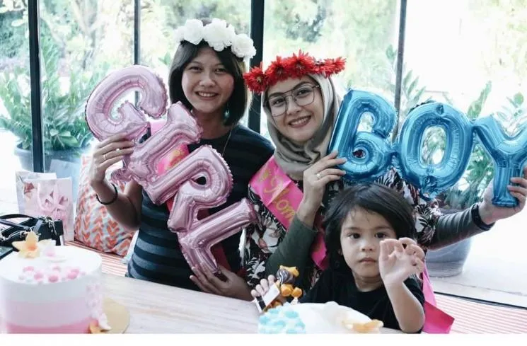 6 Kakak-Adik Artis yang Hamilnya Berbarengan. Gemes, ya~ 10 Revalia S Temat dan Regina Amanda
