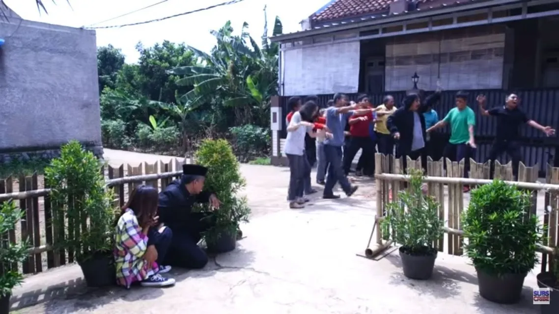 Cara Menyelamatkan diri Dari Zombie ala Sinetron Indonesia. Kocak! 7 Sembunyi di balik pohon saat ada zombie