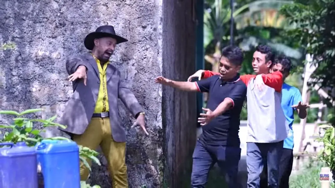 Cara Menyelamatkan diri Dari Zombie ala Sinetron Indonesia. Kocak! 9 Pura-pura jadi zombie