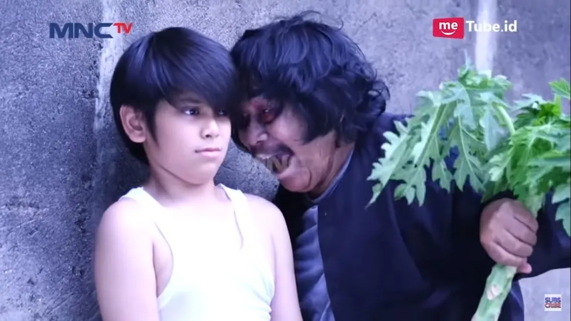 Cara Menyelamatkan diri Dari Zombie ala Sinetron Indonesia. Kocak! 8 Cosplay jadi pohon saat ada zombie