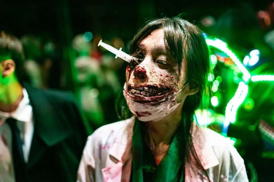 Cara Menyelamatkan diri Dari Zombie ala Sinetron Indonesia. Kocak! 10 Pendidikan zombie