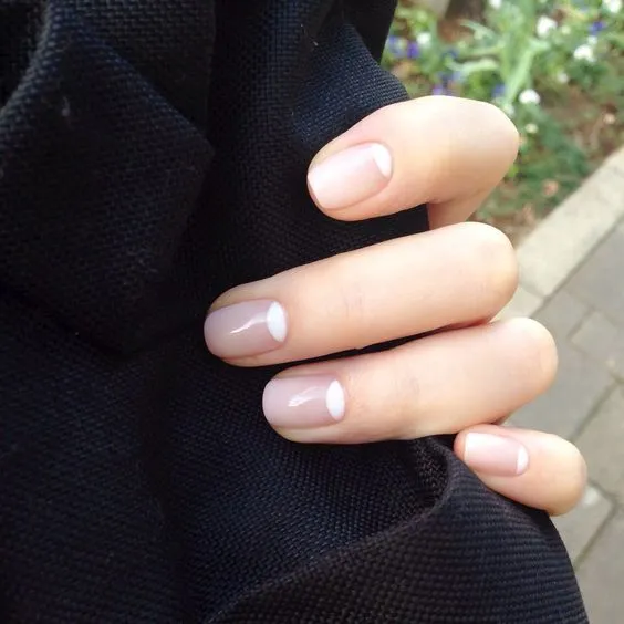Ide Reverse French Manicure. Gaya Nail Art Cantik yang Lagi Banyak Peminatnya 13 classic reverse manicure