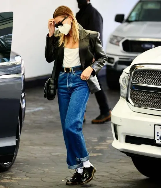 9 Padu Padan Blazer ala Hailey Bieber yang Bisa Jadi Inspirasimu 16 Inspirasi padu padan blazer ala Hailey Baldwin
