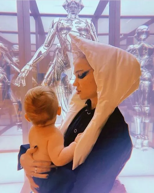 Elon Musk dan Grimes Ungkap Telah Memiliki Anak Kedua Lewat Ibu Pengganti 4 Grimes