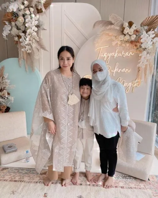 Ide Busana Tasyakuran Kehamilan ala Seleb 9 Inspirasi busana tasyakuran artis