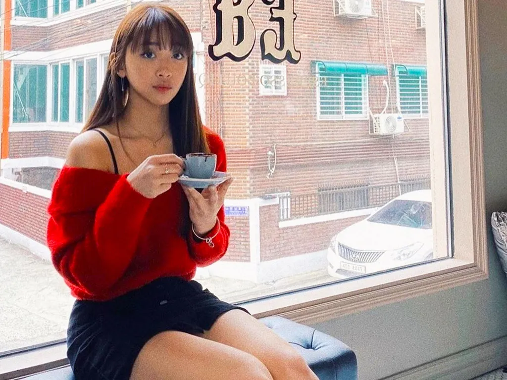 Gaya Fashion Manis ala Dita Karang, 'Eonni' Asli Indonesia yang Jadi Idola Banyak Orang 12 Style Dita Karang