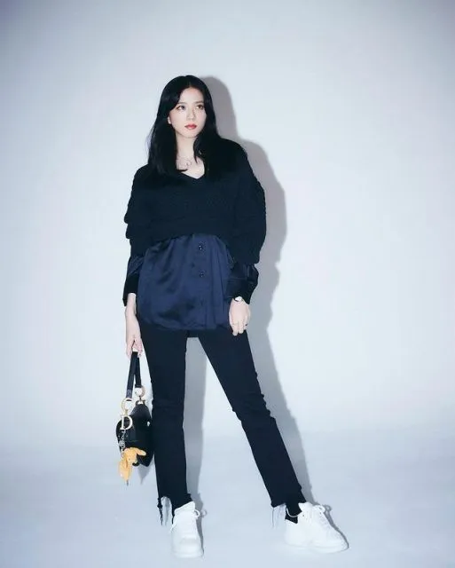 Ide Padu Padan Outfit Hitam ala Jisoo BLACKPINK. Simpel dan Elegan! 14 potret gaya fashionable Jisoo Blackpink dengan outfit serba hitam