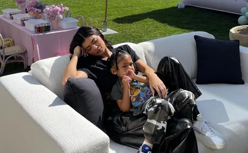 Kylie Jenner Ungkap Soal Kondisi Pascapersalinan Anak Kedua yang Tidak Mudah 4