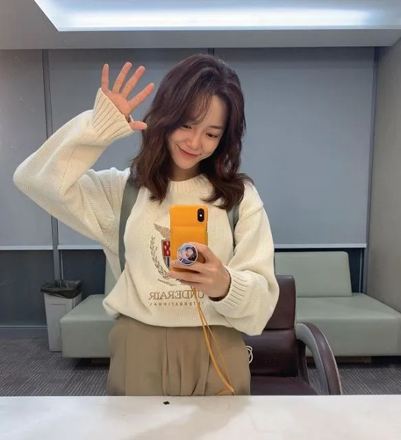 Inspirasi Outfit ala Kim Se Jeong, dari Office Look sampai Kasual. Manis! 16 potret gaya simpel Kim Se Jeong bintang drama A Business Proposal