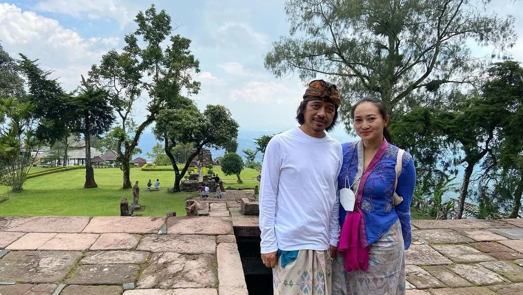 8 Artis Indonesia yang Merayakan Nyepi, Dari Happy Salma Sampai Ade Rai 9 dewa budjana