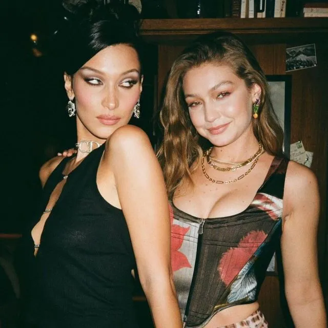 Bella Hadid Alami Depresi Sejak Remaja, Akhirnya Berani Speak Up 5 Bella Hadid dan Gigi Hadid