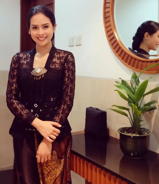 8 Potret Maudy Ayunda dalam Berbagai Kebaya, Cantik dan Anggun! 11 Potret Maudy Ayunda mengenakan kebaya