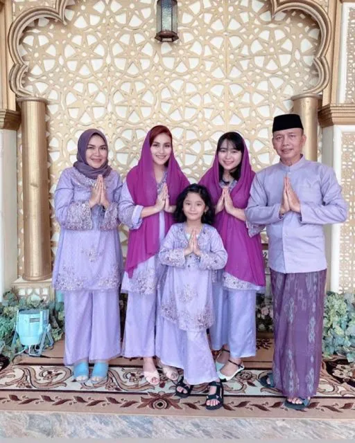 9 Ide Baju Sarimbit ala Keluarga Selebritas Terbaru. Pas nih Buat Lebaran 13 Inspirasi baju sarimbit keluarga ala seleb terbaru