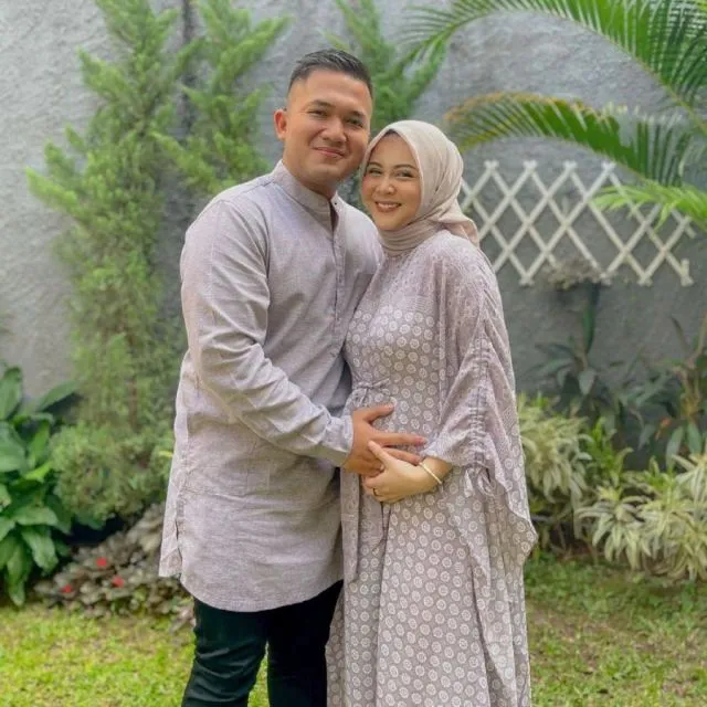 10 Potret Stylish Para Selebritas Saat Hamil. Aura Cantiknya Terpancar Maksimal! 18 Outfit hamil seleb