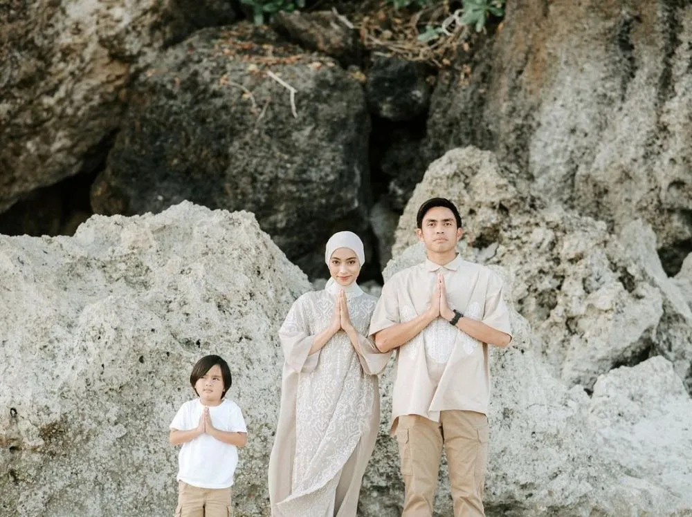 9 Ide Baju Sarimbit ala Keluarga Selebritas Terbaru. Pas nih Buat Lebaran 16 Inspirasi baju sarimbit keluarga ala seleb terbaru