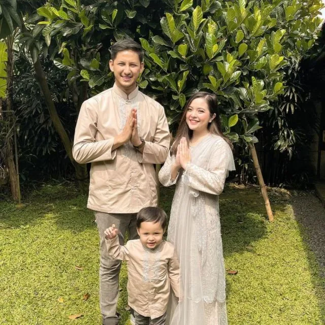9 Ide Baju Sarimbit ala Keluarga Selebritas Terbaru. Pas nih Buat Lebaran 12 Inspirasi baju sarimbit keluarga ala seleb terbaru