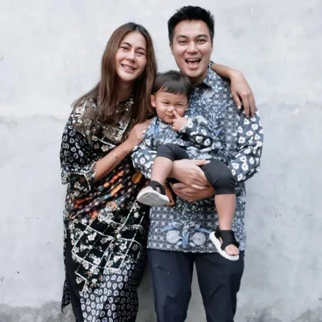 9 Ide Baju Sarimbit ala Keluarga Selebritas Terbaru. Pas nih Buat Lebaran 18 Inspirasi baju sarimbit keluarga ala seleb terbaru