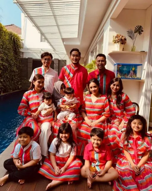 9 Ide Baju Sarimbit ala Keluarga Selebritas Terbaru. Pas nih Buat Lebaran 15 Inspirasi baju sarimbit keluarga ala seleb terbaru
