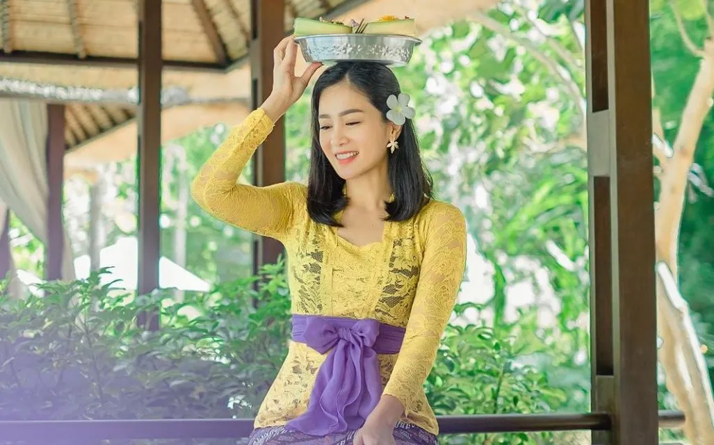 8 Artis Indonesia yang Merayakan Nyepi, Dari Happy Salma Sampai Ade Rai 11 bunga zainal
