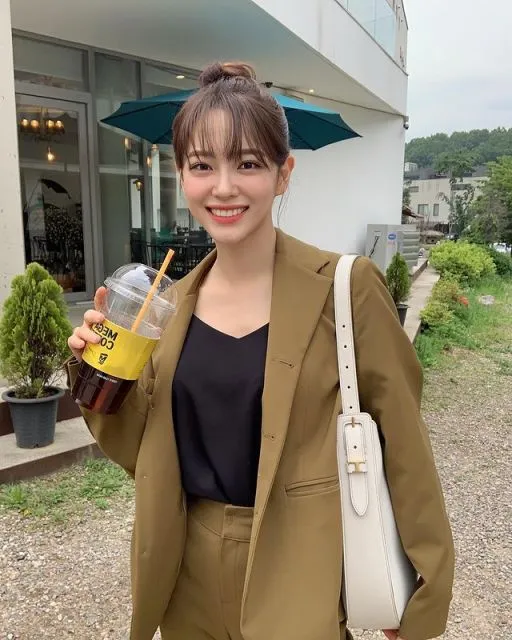 Inspirasi Outfit ala Kim Se Jeong, dari Office Look sampai Kasual. Manis! 15 potret gaya simpel Kim Se Jeong bintang drama A Business Proposal