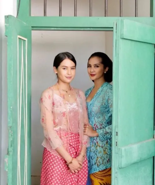 8 Potret Maudy Ayunda dalam Berbagai Kebaya, Cantik dan Anggun! 14 Potret Maudy Ayunda mengenakan kebaya