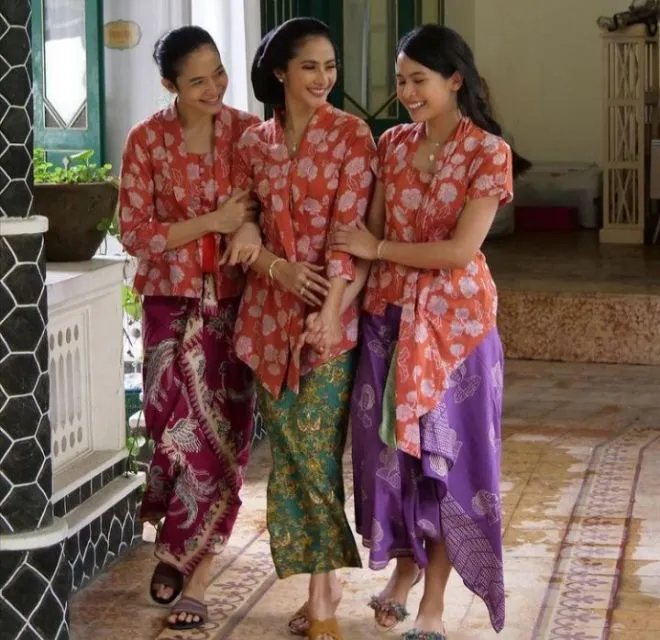 8 Potret Maudy Ayunda dalam Berbagai Kebaya, Cantik dan Anggun! 15 Potret Maudy Ayunda mengenakan kebaya