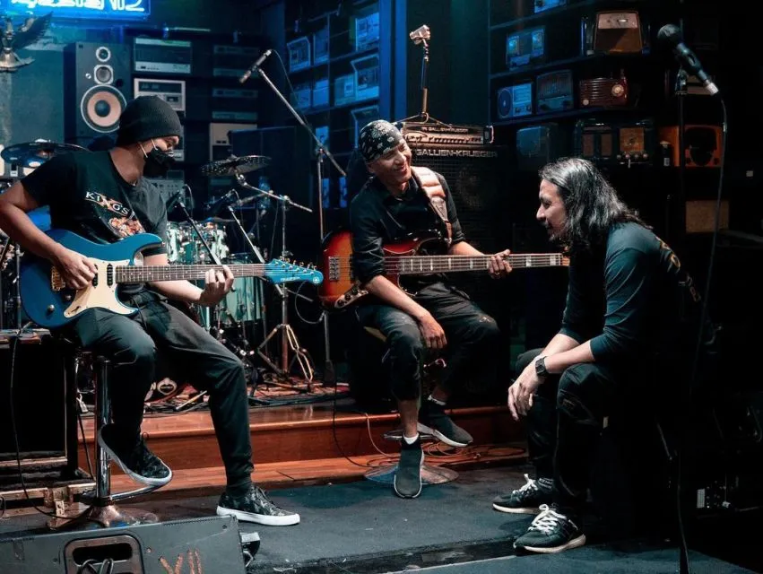 Perjalanan Karier Ello di Industri Musik. Mulai dari Solois hingga Kini Jadi Vokalis 4 Dari genre pop, R&B jadi Rock