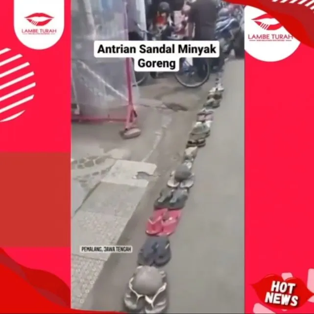 Viral Antre Minyak Goreng Pakai Sandal. Warganet: Indonesia Memang Beda 3 Antrean minyak goreng viral di Pemalang