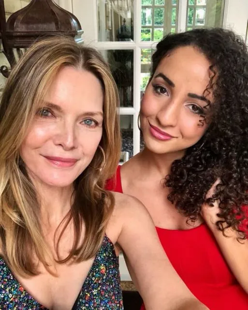 8 Artis Hollywood yang Memilih untuk Adopsi Anak. Ada Angelina Jolie 12 Michelle Pferiffer