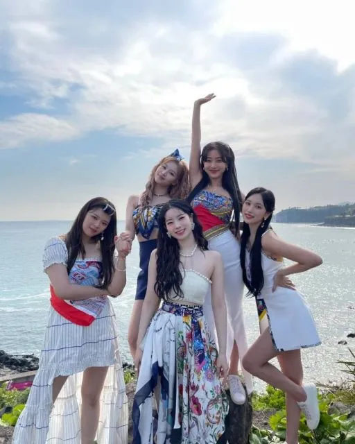 Kostum Atasan Unik Para Idol Kpop, Mulai dari Sneakers Sampai Kaus Kaki 11 Kostum atasan idol Kpop