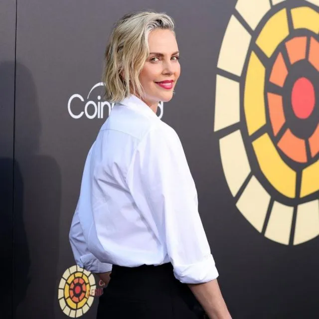 8 Artis Hollywood yang Memilih untuk Adopsi Anak. Ada Angelina Jolie 16 Charlize Theron