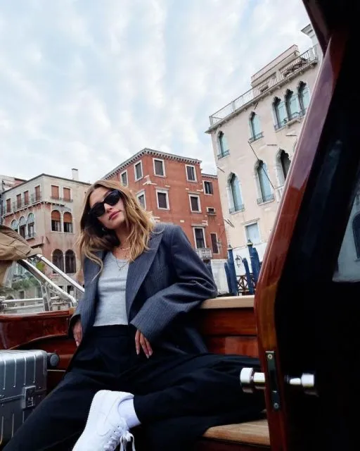 9 Padu Padan Blazer ala Hailey Bieber yang Bisa Jadi Inspirasimu 10 Inspirasi padu padan blazer ala Hailey Baldwin