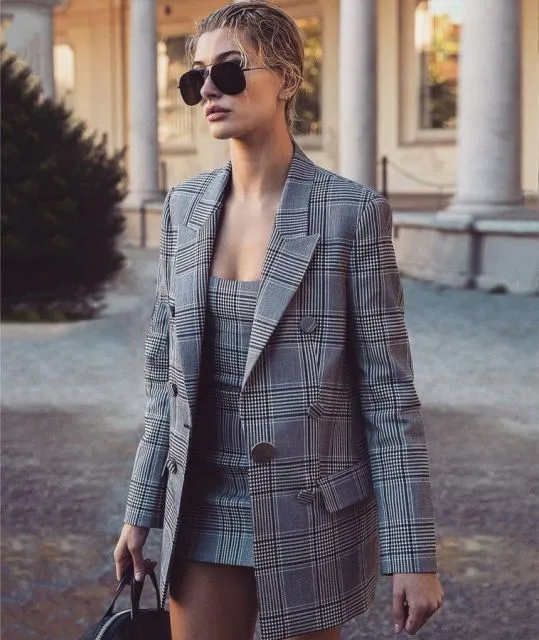 9 Padu Padan Blazer ala Hailey Bieber yang Bisa Jadi Inspirasimu 13 Inspirasi padu padan blazer ala Hailey Baldwin