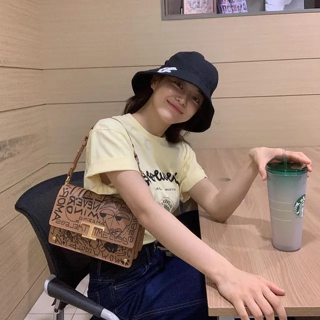 Inspirasi Outfit ala Kim Se Jeong, dari Office Look sampai Kasual. Manis! 14 potret gaya simpel Kim Se Jeong bintang drama A Business Proposal