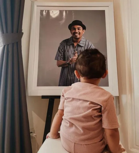 Cara Mutia Ayu Kenalkan Sosok Glenn Fredly ke Anaknya 2 Gewa melihat foto mendiang ayahnya, Glenn Fredly