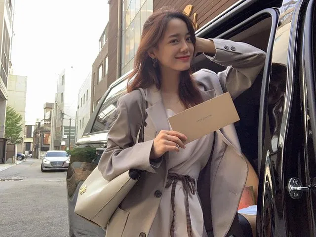 Inspirasi Outfit ala Kim Se Jeong, dari Office Look sampai Kasual. Manis! 13 potret gaya simpel Kim Se Jeong bintang drama A Business Proposal