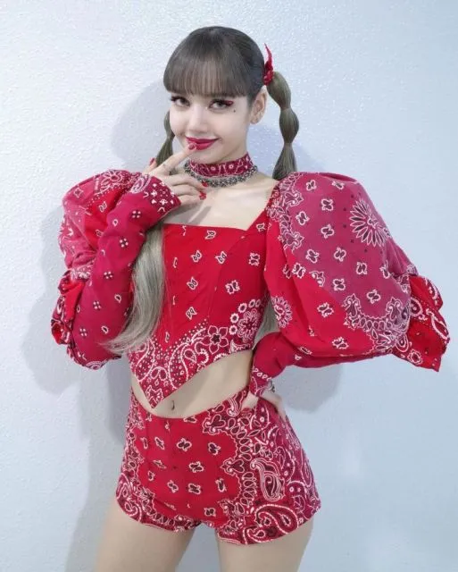 Kostum Atasan Unik Para Idol Kpop, Mulai dari Sneakers Sampai Kaus Kaki 9 Kostum atasan idol Kpop