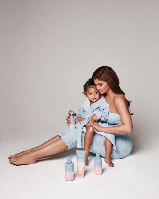 Kylie Jenner Ubah Nama Anak Keduanya. Tak Lagi Pakai Nama 'Wolf' 4 Kylie Jenner mengubah nama anak keduanya