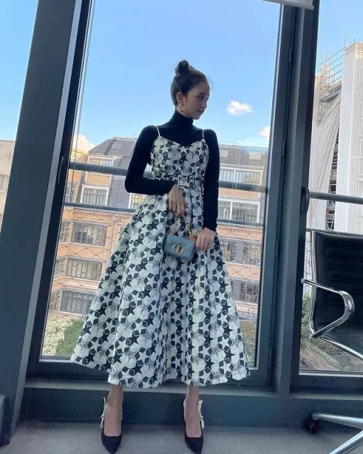 Ide Padu Padan Outfit Hitam ala Jisoo BLACKPINK. Simpel dan Elegan! 12 potret gaya fashionable Jisoo Blackpink dengan outfit serba hitam