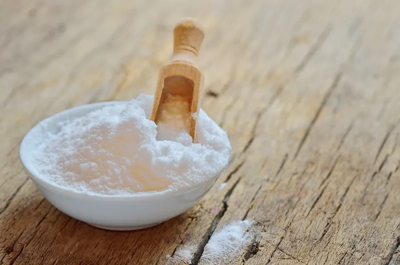 5 Tips Membersihkan Botol Kaca. Noda Hilang, Botol Bersih Bersinar! 4 Baking soda untuk membersihkan botol kaca