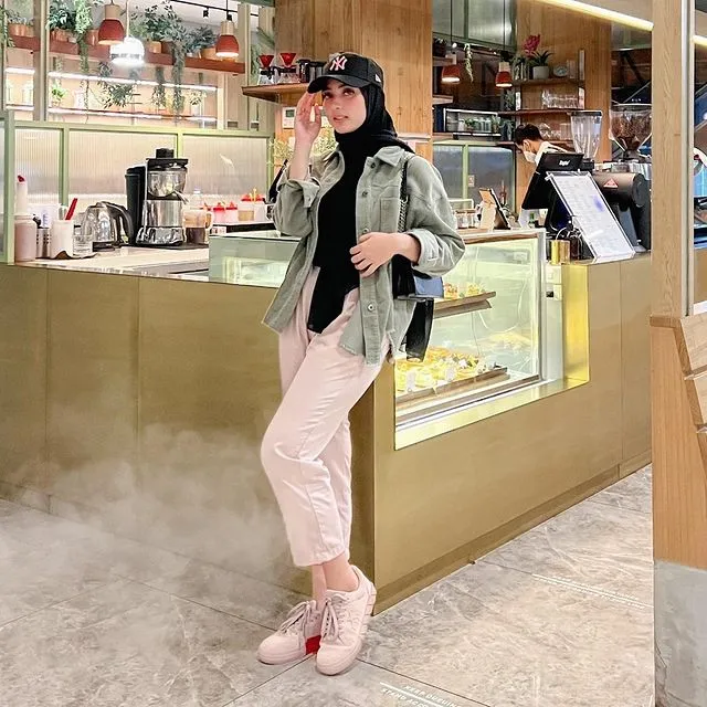 Potret Gaya Fashion Dinan Nurfajrina, Istri Doni Salmanan. Stylish! 18 Potret gaya Dinan Nurfajrina istri Doni Salmanan