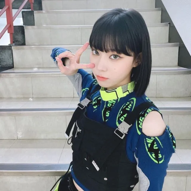 Kostum Atasan Unik Para Idol Kpop, Mulai dari Sneakers Sampai Kaus Kaki 12 Kostum atasan idol Kpop
