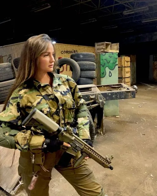 Potret Gaya Anastasiia Lenna, Mantan Miss Ukraina. Siap Angkat Senjata Bela Negaranya 15 Potret Anastasiia Lenna, Mantan Miss Ukraina yang Disebut Siap Angkat Sejata Membela Negaranya
