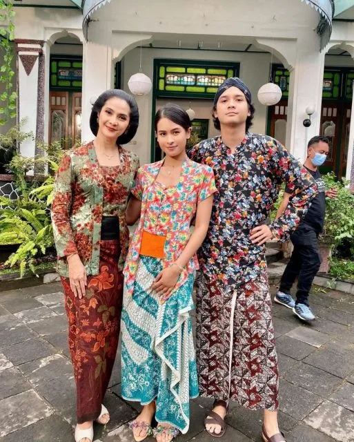 8 Potret Maudy Ayunda dalam Berbagai Kebaya, Cantik dan Anggun! 16 Potret Maudy Ayunda mengenakan kebaya