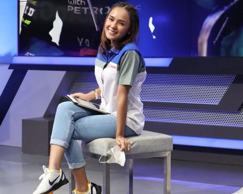 Potret Gaya Angie Ang, Presenter Cantik yang Dapat Hadiah dari Marc Marquez 16 angie ang