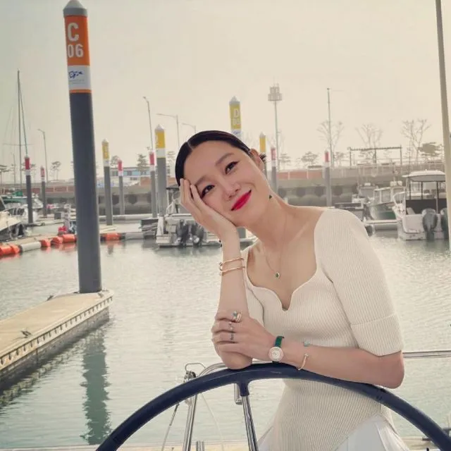 9 Potret Gaya Gong Hyo-jin, Lawan Main Lee Mih-ho di Upcoming K-Drama, Ask the Stars 14 Gong Hyo-jin dengan make-up bold, damage-nya luar biasa