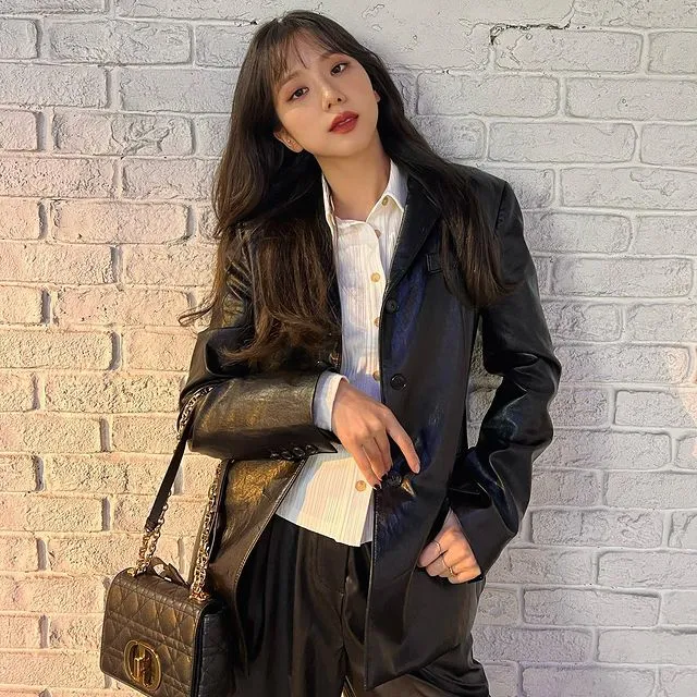 Ide Padu Padan Outfit Hitam ala Jisoo BLACKPINK. Simpel dan Elegan! 11 potret gaya fashionable Jisoo Blackpink dengan outfit serba hitam