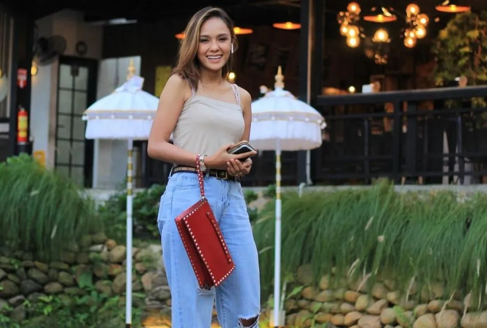 Potret Gaya Angie Ang, Presenter Cantik yang Dapat Hadiah dari Marc Marquez 17 angie ang