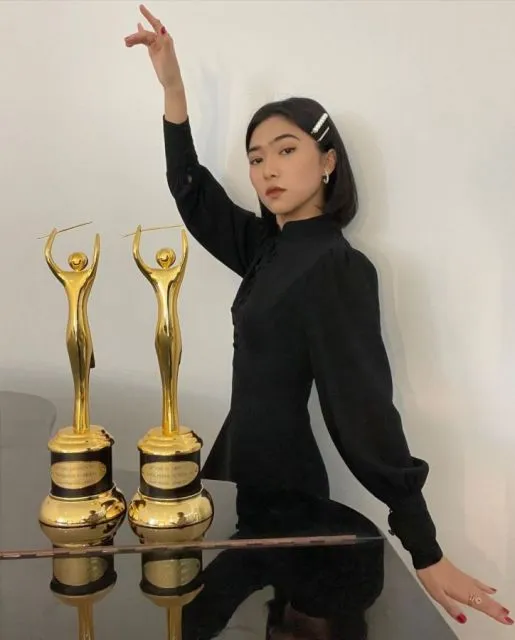 Artis Indonesia yang Paling Banyak Mendapat Penghargaan. Bertalenta! 12 Penghargaan Isyana Sarasvati