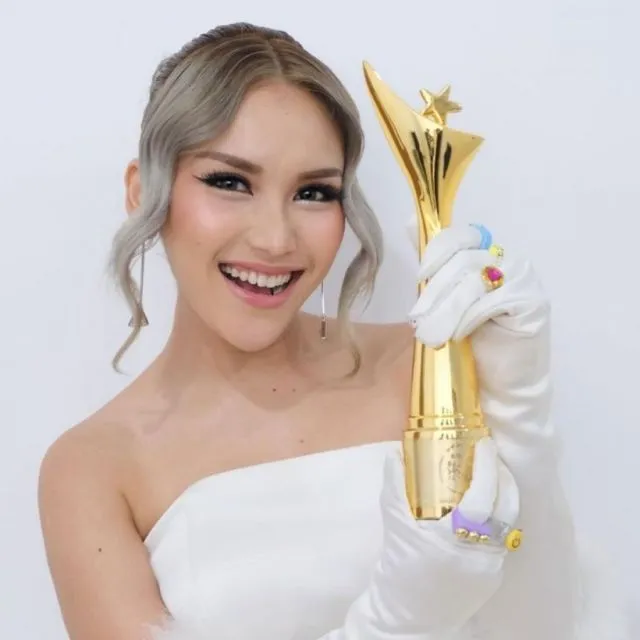 Artis Indonesia yang Paling Banyak Mendapat Penghargaan. Bertalenta! 15 Penghargaan Ayu Ting Ting